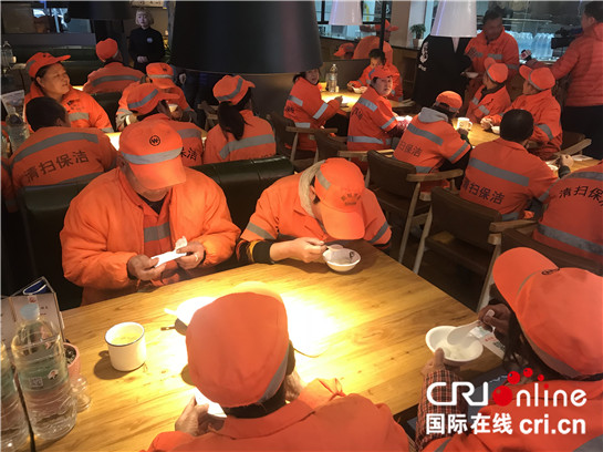 西安市新城区130名环卫工人吃免费元宵庆祝佳节_fororder_正月十五西安市新城区中山门街道环卫工人吃到免费元宵（王莹 摄）.JPG