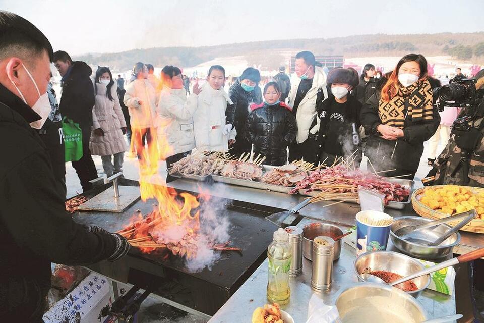 图片默认标题_fororder_美食档口吸引众多游客品尝。 李坤 摄