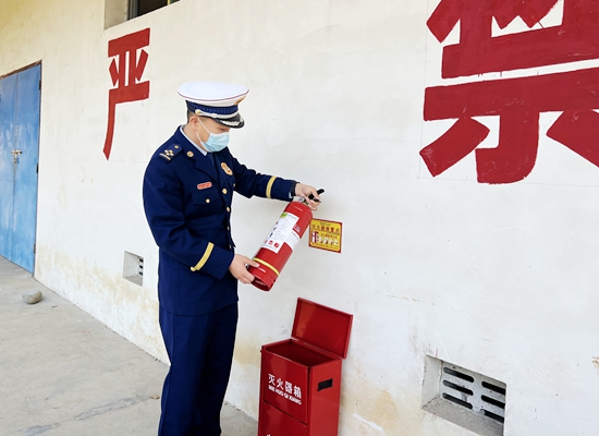 贵州碧江开展烟花爆竹消防安全检查_fororder_图为检查厂库消防器材配置