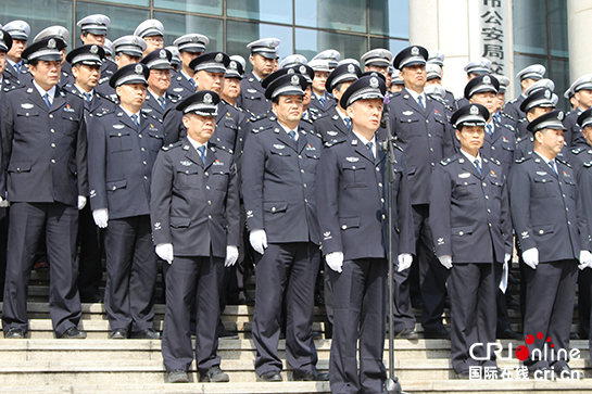 西安交警开展春季道路交通秩序百日大整治行动 铁腕治理交通“乱”象_fororder_交警1