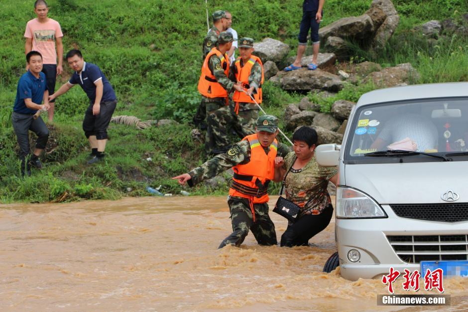 湖北松滋暴雨致多人被困 消防营救30人