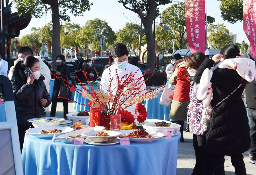 江苏金湖：城门挂春联 节日气氛浓