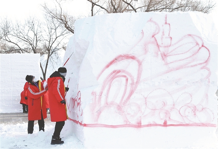 大学生雪雕比赛开铲