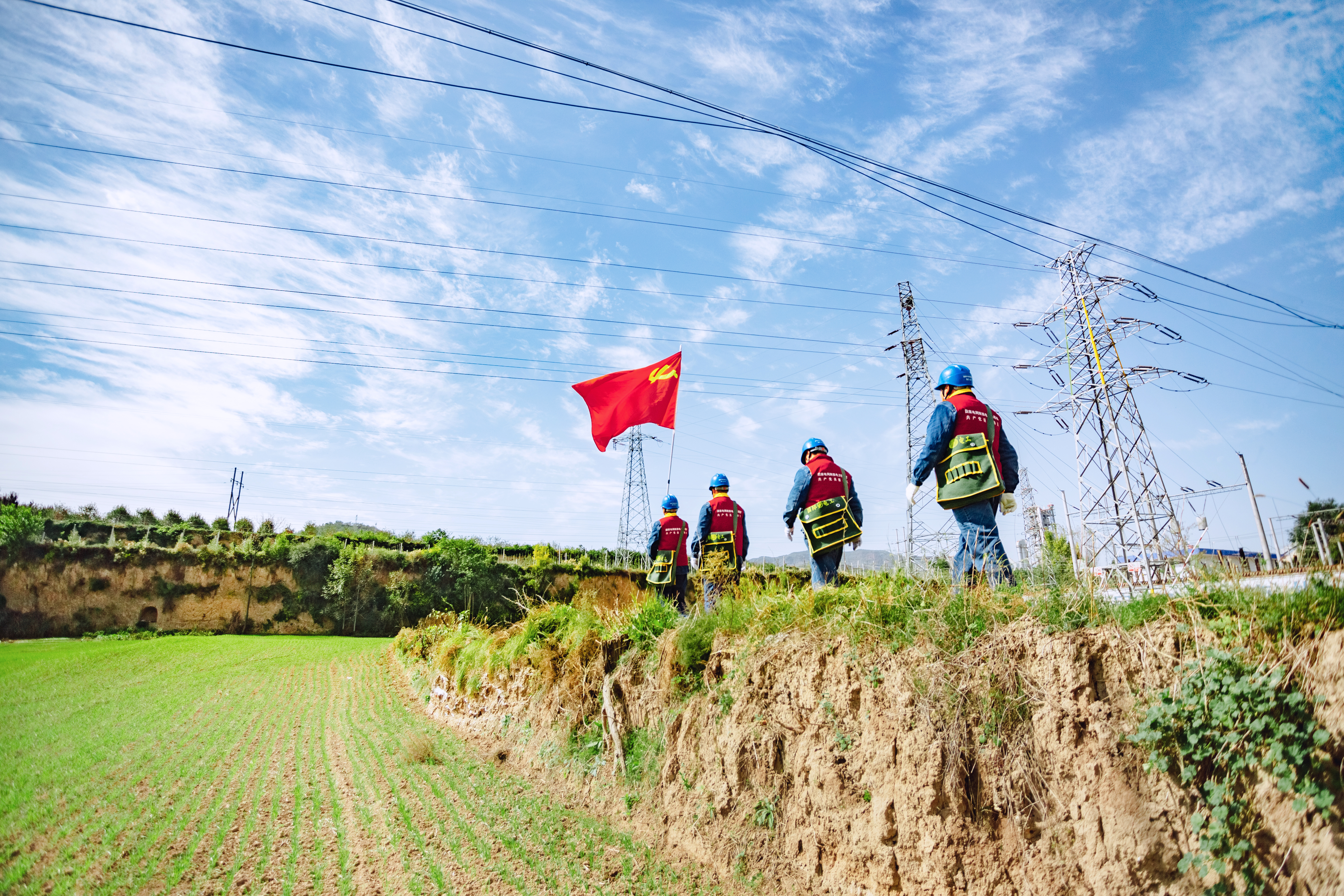 国网陕西电力：持续推动“获得电力”服务水平_fororder_国网陕西电力员工巡视线路.JPG