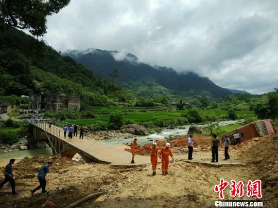 台湾旅游团大巴福建遭遇山体滑坡 已致一人死亡