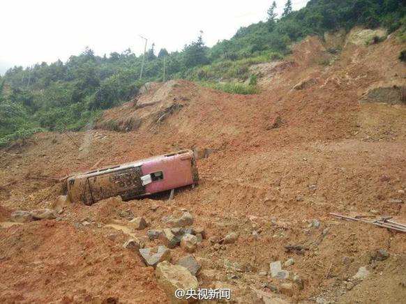 台湾一旅游团大巴在福建遭山体滑坡 1死22人脱困