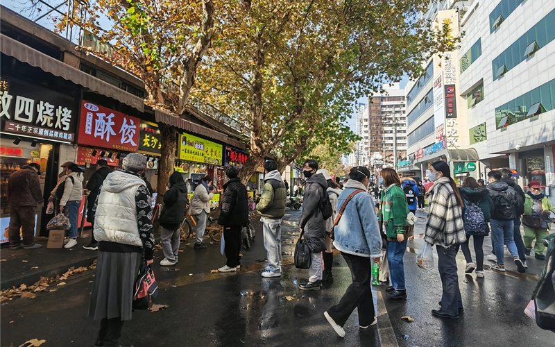 武汉街头“烟火气”渐升腾