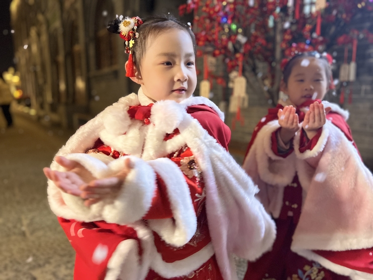 （原创）游保定，过大年！“文旅惠民送年货·京津游客保定行”活动启动_fororder_身着汉服的小朋友拍照留念。