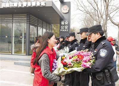 石家庄举行“鲜花送雷锋 善美在省城”活动