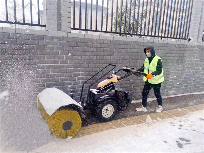 西安航天基地“闻雪而动” 各种“除雪神器”扫除道路安全隐患_fororder_图片27