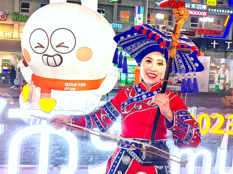 Chinese National Folk Music Performance Presented at an Internet-famous Nighttime Consumption Market in Guizhou, Guiyang Province_fororder_图片4