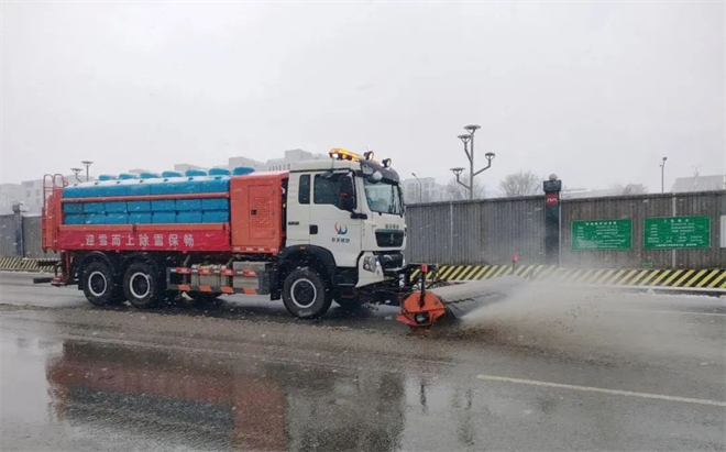 西安航天基地“闻雪而动” 各种“除雪神器”扫除道路安全隐患_fororder_图片22