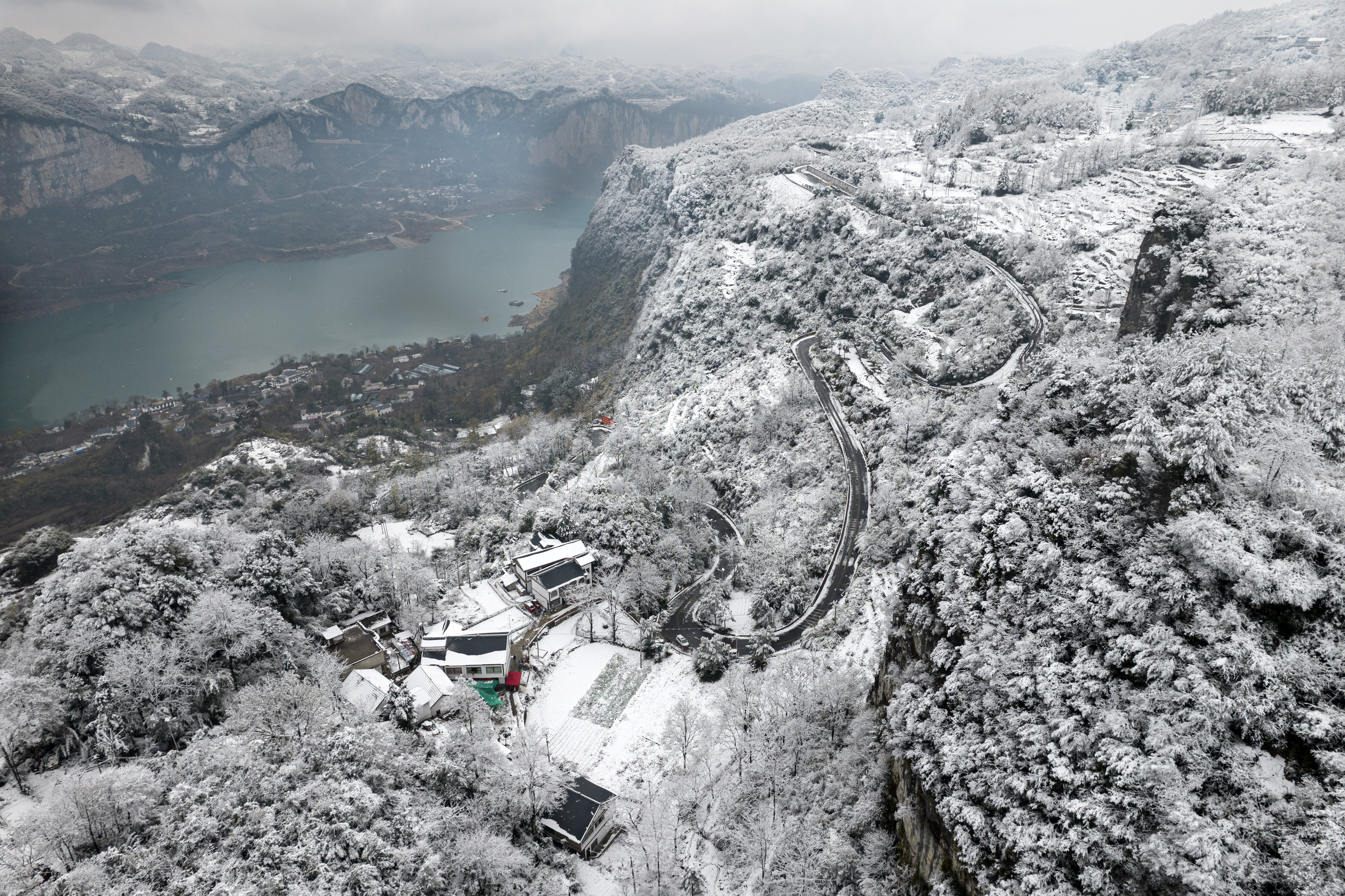 （供稿）贵州多地迎降雪 白色大地景色美_fororder_2022年12月28日拍摄的贵州省黔西市新仁苗族乡化屋村雪景（无人机照片）。DJI_0249.JPG