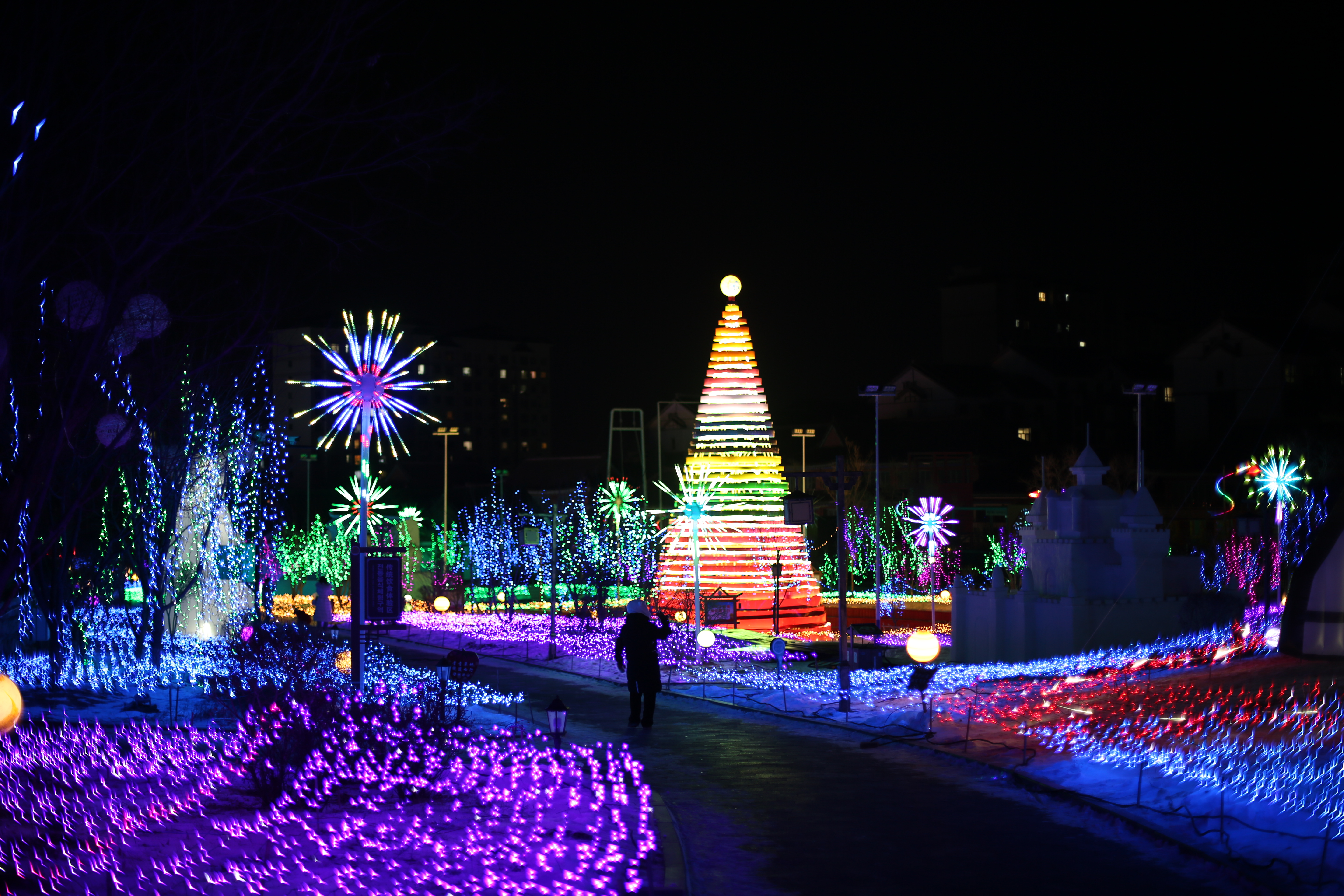 第十届延吉国际冰雪旅游节开幕式将于12月31日举行_fororder_中国朝鲜族民俗园夜景 供图 延吉市委宣传部