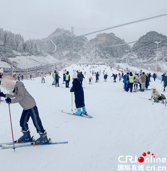 贵州六盘水：冰雪旅游持续升温 市民滑雪度新春_fororder_周娴1