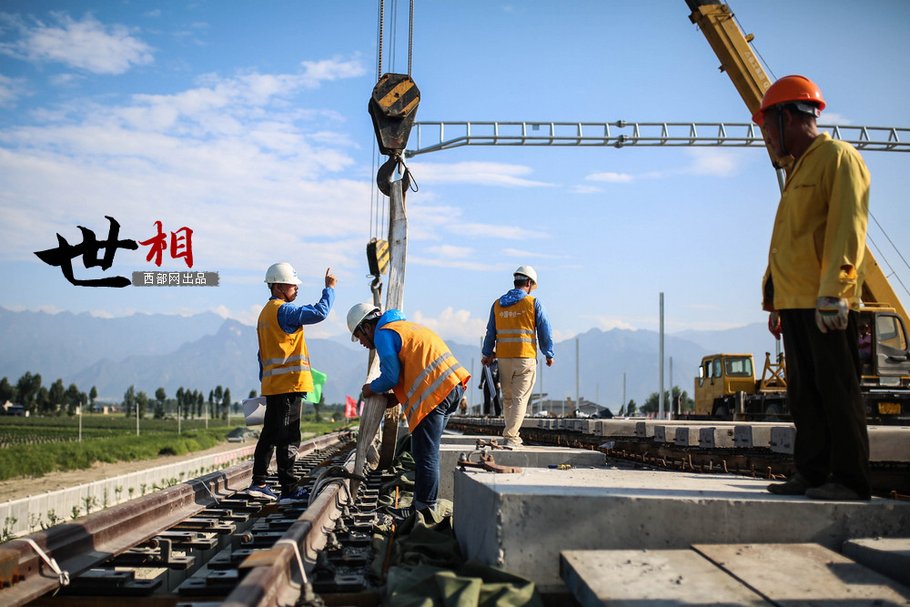 【焦点图   图片稿件最下方】高温下的西成高铁筑路人