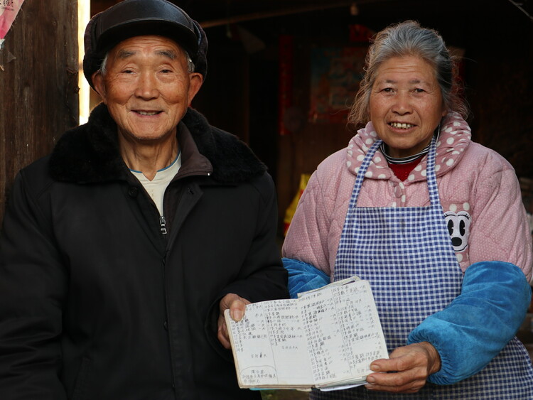 油茶“香飘”浙闽5乡25村  边界山区留守老人有了“共富账本”_fororder_周惟福夫妻展示“共富账本”