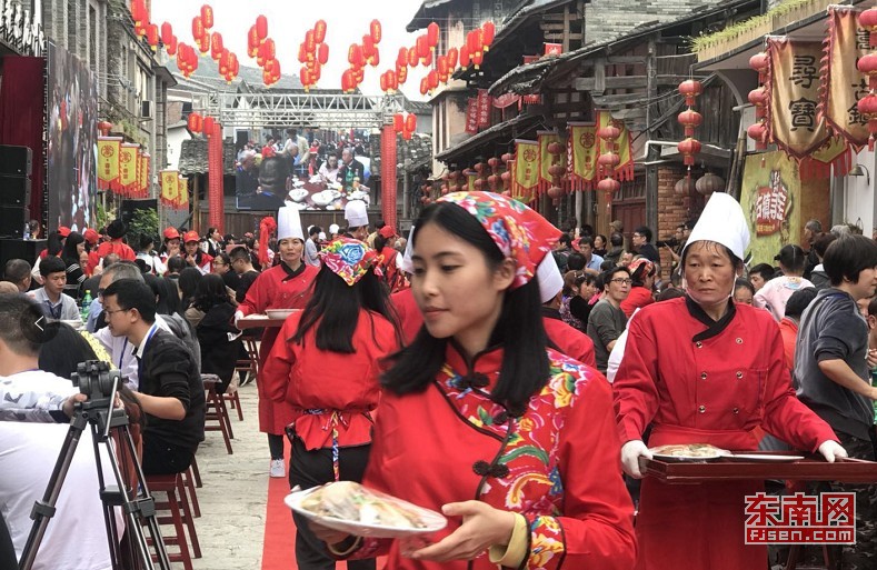 福建永泰嵩口春宴开席 数百游客共飨美食