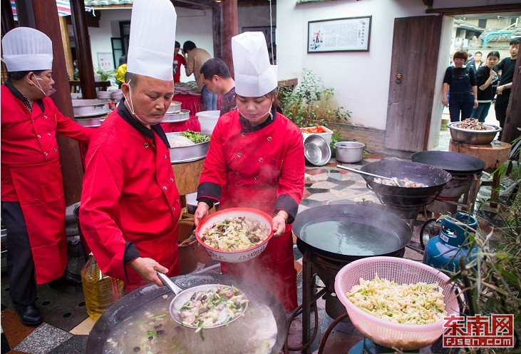 福建永泰嵩口春宴开席 数百游客共飨美食