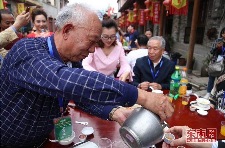 福建永泰嵩口春宴开席 数百游客共飨美食