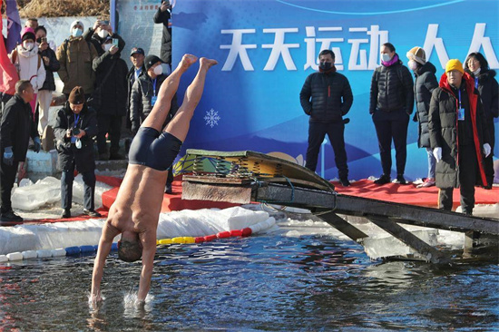 沈阳第八届国际冬泳邀请赛激情开游 挥臂逐浪迎新年_fororder_fcapp_3f92d0f9-6069-47d3-9699-83e499c69644_1672548439399