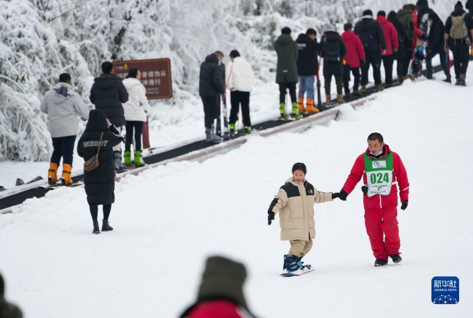 重庆：冰雪运动吹响冬季旅游复苏号角_fororder_4