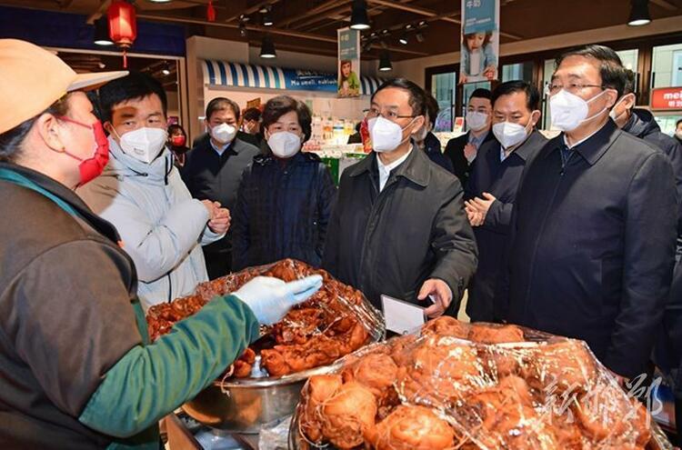 邯郸市委书记张维亮樊成华看望慰问节日期间坚守一线干部职工并向全市广大医务人员致以崇高敬意_fororder_1