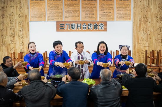 （供稿）贵州天柱：“合约食堂N次方”吹遍文明新风_fororder_村民在天柱县三门塘村“合约食堂“里就餐。