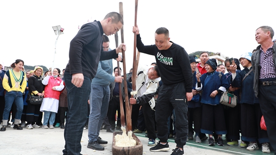 贵州长顺：杀年猪、备年货  腊月年味浓_fororder_长顺县敦操乡苗族同胞打糍粑过重阳.JPG