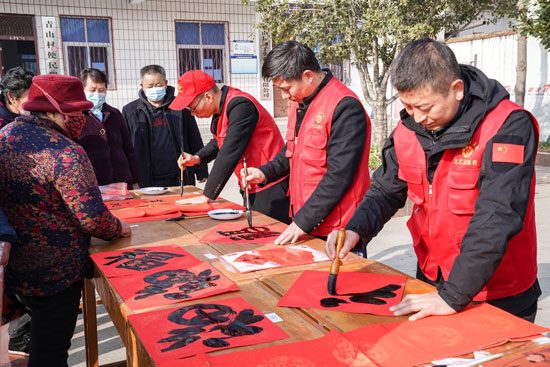 【原创】信阳市文联、文艺志愿者协会到罗山县开展志愿活动_fororder_书法家们正在写春联-摄影-田成瑞