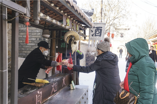 嬉冰雪过大年 千名北京游客入住辽宁葫芦古镇_fororder_葫芦2_副本