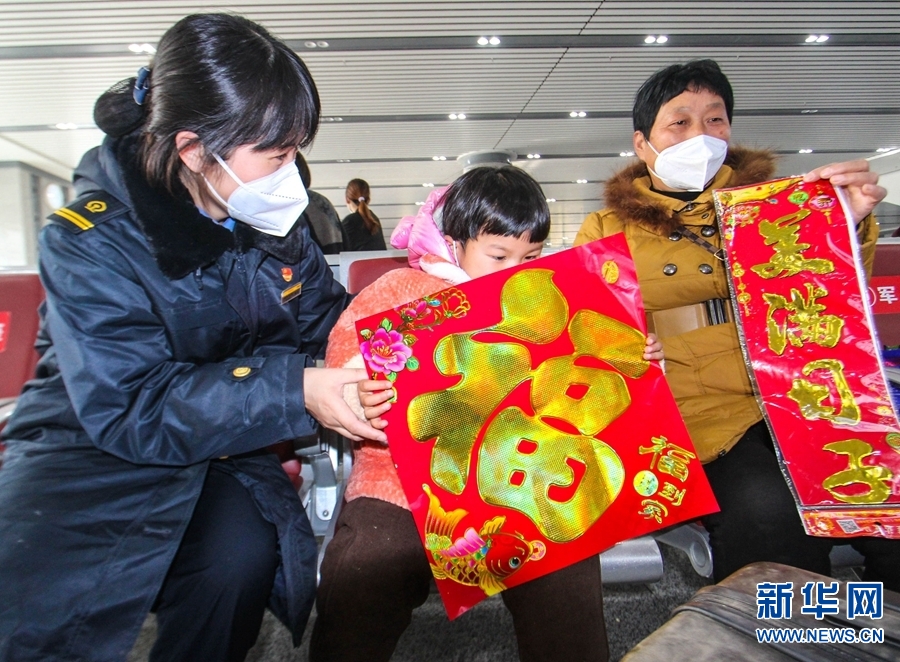 河南南阳： 春运首日平安有序