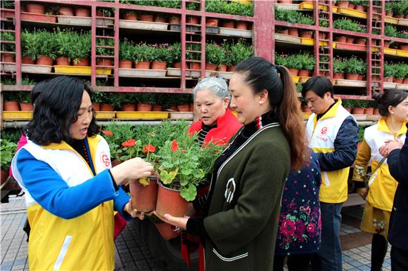 【区县联动】【大足】【区县联动 列表】大足城管志愿者“万盆鲜花赠市民”