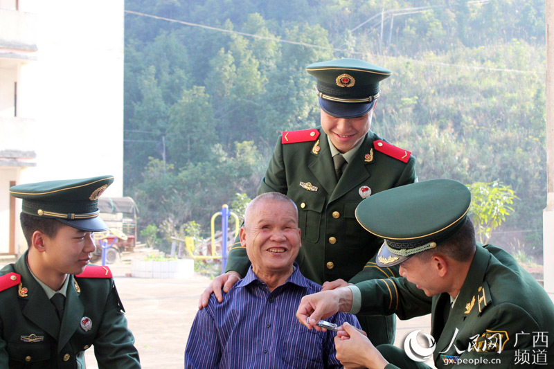 【焦点图】【八桂大地】广西宁明边防武警官兵践行雷锋精神温暖孤寡老人心