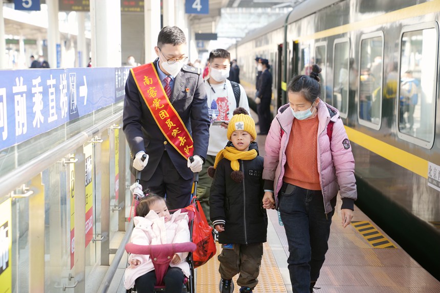 广西铁路部门开展“列车送万福”活动