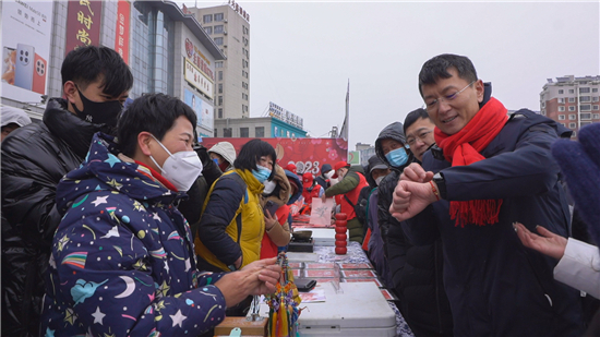 瑞雪迎开集 欢喜过大年 锦州黑山县迎新春年货大集启幕_fororder_7