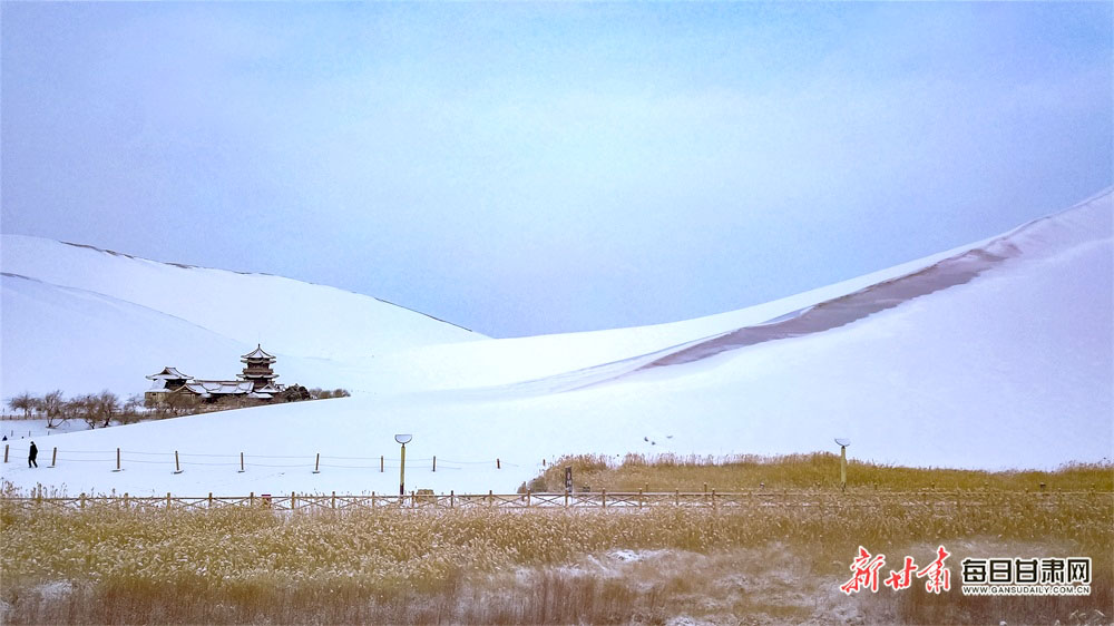 酒泉：瑞雪迎新春 敦煌景如画_fororder_4