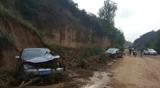 安塞暴雨引发山洪 十几辆车被卷入河道