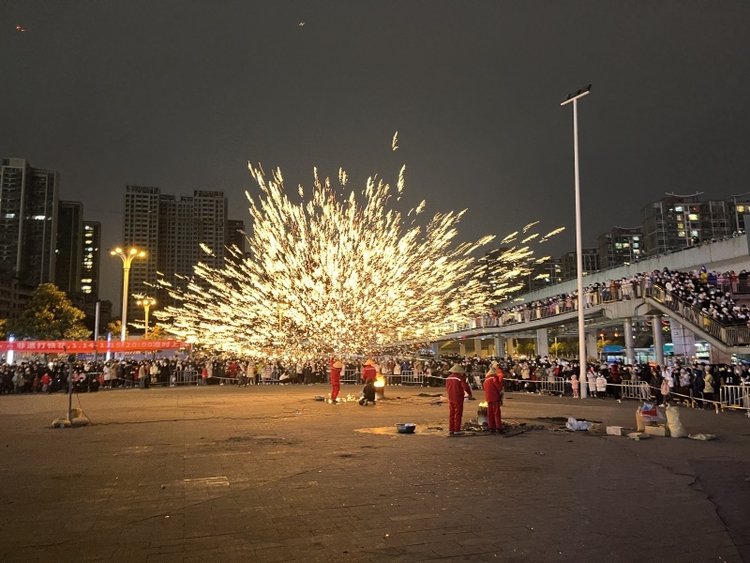 非遗“打铁花”惊艳贵阳市民