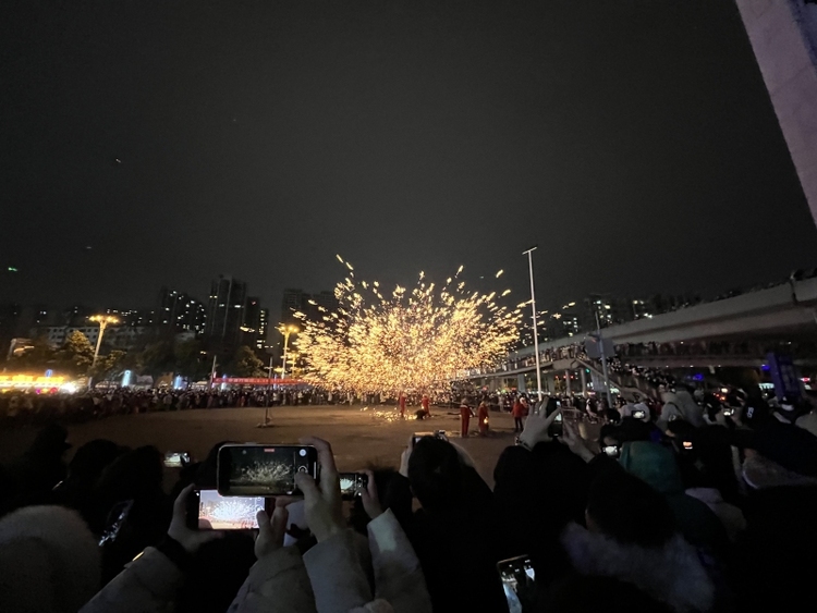 非遗“打铁花”惊艳贵阳市民