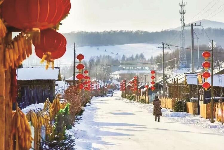 吉林市：滑雪天堂 燃情热“雪”_fororder_雪乡挂起红灯笼，年味扑面而来。