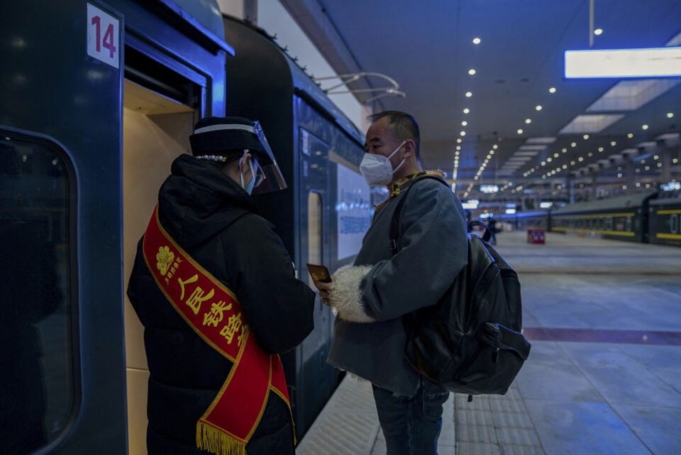 （新华全媒+·新春走基层）坐上自己曾驾驶的火车，他沿着青藏线回家过年