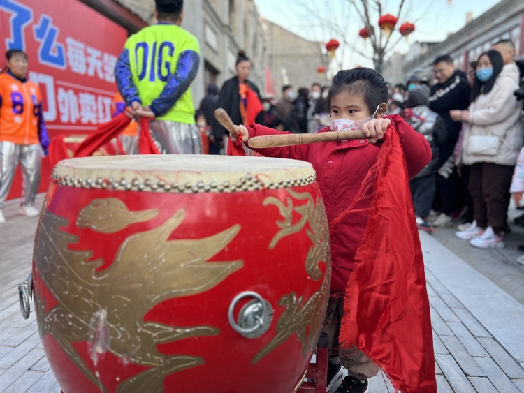 （原创）游保定，过大年！“文旅惠民送年货·京津游客保定行”活动启动_fororder_小朋友体验敲大鼓。