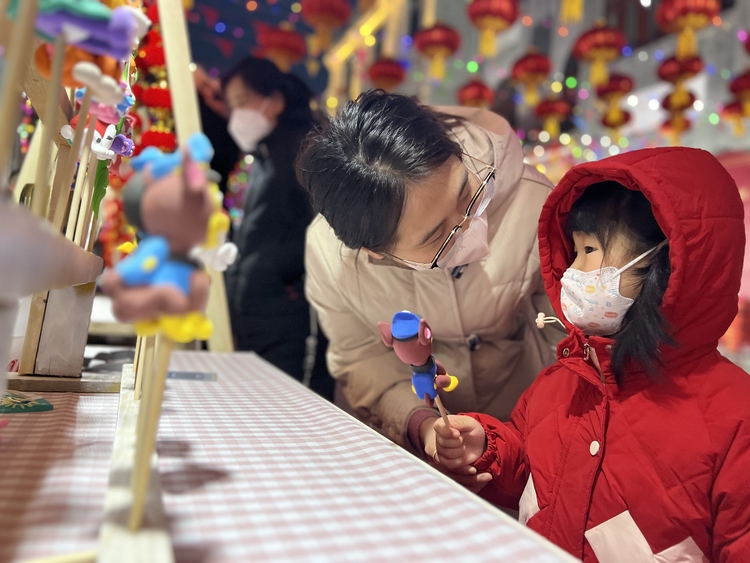 （原创）游保定，过大年！“文旅惠民送年货·京津游客保定行”活动启动_fororder_小朋友挑选自己喜欢的面塑。