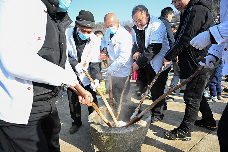 【原创】2023大别山（新县）乡村旅游文化节暨首届非遗文化大集活动启幕_fororder_打糍粑（蒋仑 摄）