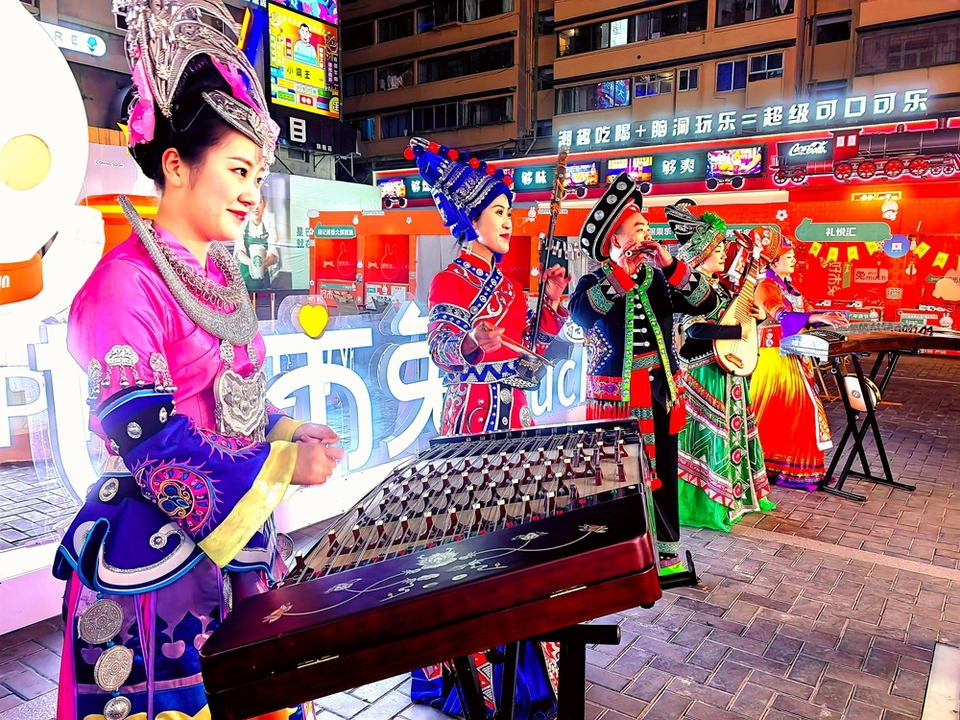 Chinese National Folk Music Performance Presented at an Internet-famous Nighttime Consumption Market in Guizhou, Guiyang Province_fororder_图片1