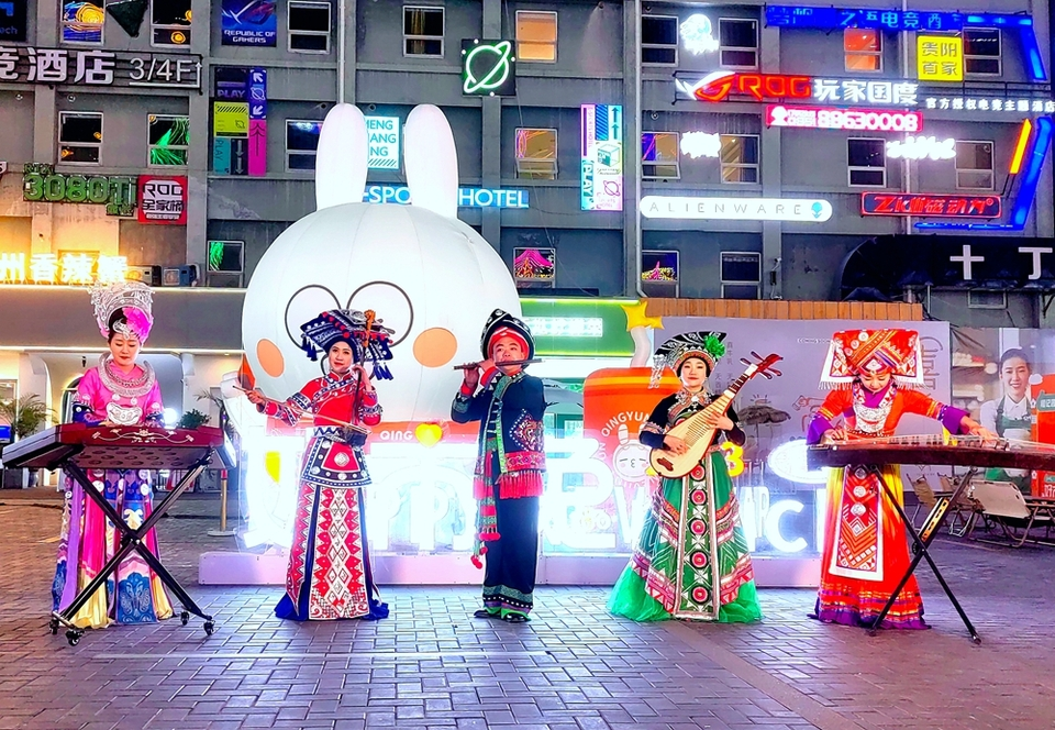 Chinese National Folk Music Performance Presented at an Internet-famous Nighttime Consumption Market in Guizhou, Guiyang Province_fororder_图片2