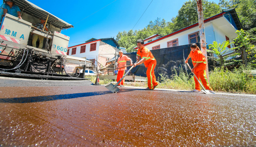 【河南供稿】河南养路工人常书攀：以路为家 护路二十载