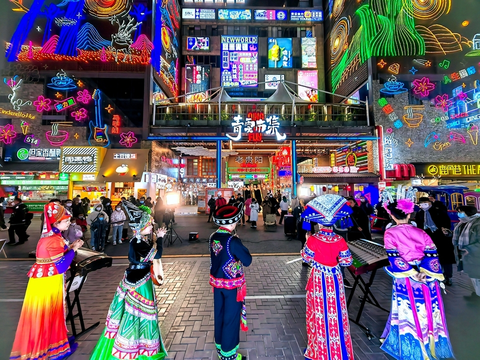 Chinese National Folk Music Performance Presented at an Internet-famous Nighttime Consumption Market in Guizhou, Guiyang Province_fororder_图片5