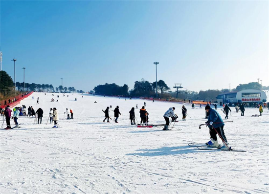 沈阳冰雪上新啦：滑冰戏雪闹新春 点亮花灯迎新年_fororder_图片9